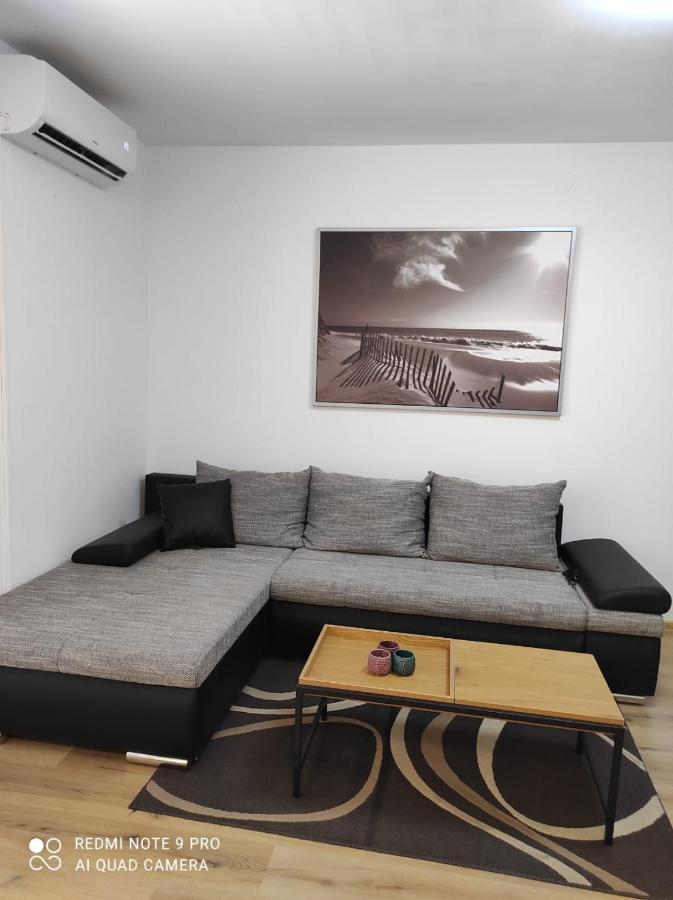 Apartman Branimir โนวาลยา ภายนอก รูปภาพ